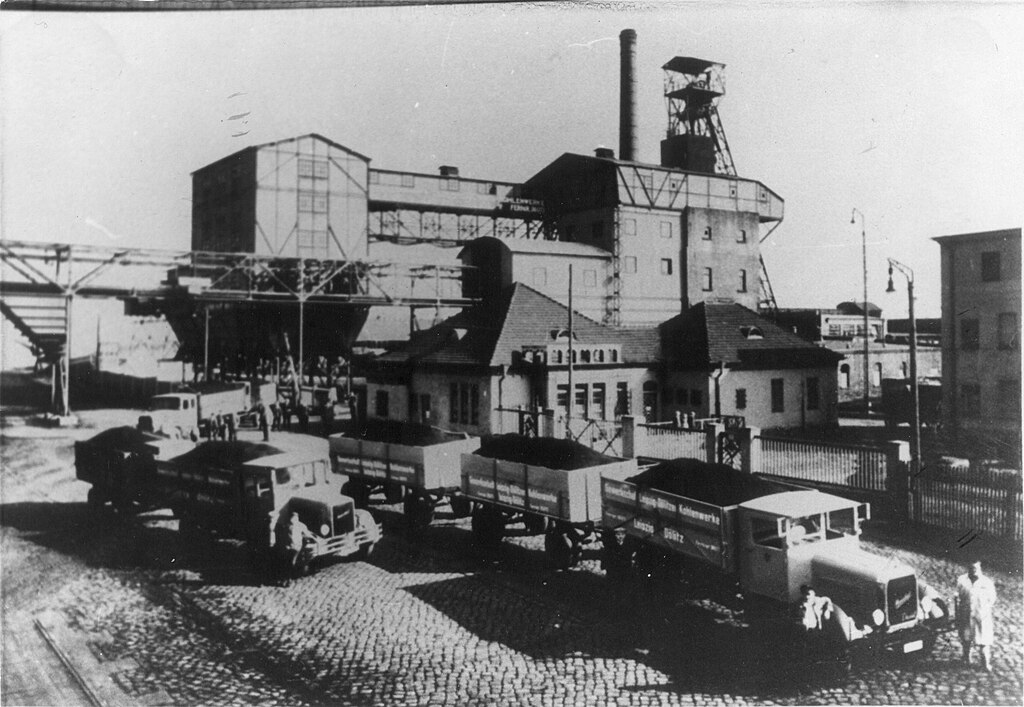 Leipzig-Dölitzer Kohlenwerke um 1930. Karnagel, Public domain, via [Wikimedia Commons](https://commons.wikimedia.org/wiki/File:Anlage_nw_ansicht_1932.jpg?uselang=de).