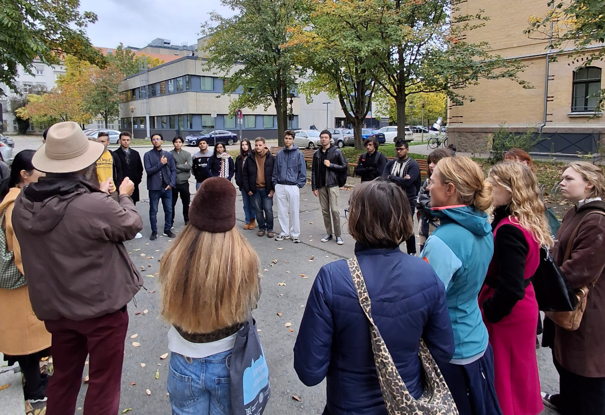 Welcome in front of the Physics building. Photo: Team WissensSpuren.