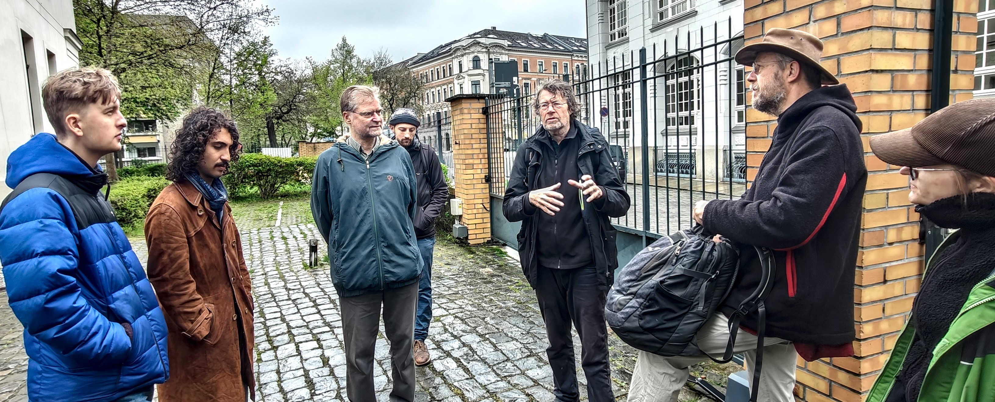 Diskussionsrunde vor der Fechner Villa. Foto: Team WissenSpuren.